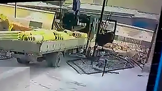 В Новосибирске кирпичный забор рухнул на легковушку и расплющил ее: видео