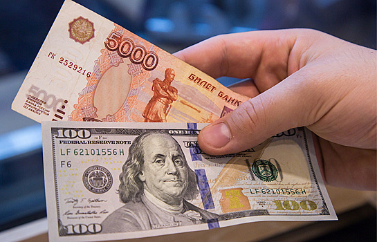 Аналитик: в мае рубль может снизиться до 60 за доллар