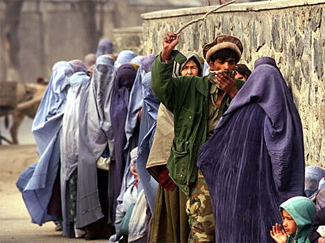 В Афганистане талибы* применили слезоточивый газ против митингующих женщин