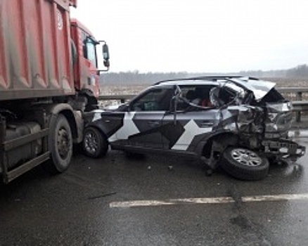 В Башкортостане водитель за рулём MAN врезался в стоящий BMW, есть пострадавший