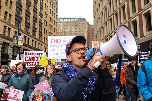 Сотни тысяч человек в США и Европе вышли на акции против политики Трампа