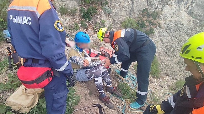 Альпинист сорвался с высоты на горе в Крыму и получил травмы