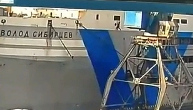 Моряка выбросили из иллюминатора крупнейшего в мире плавзавода во Владивостоке