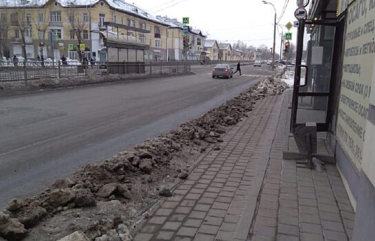 В Екатеринбурге коммунальщики сделали снежный «чёрный забор» у остановки