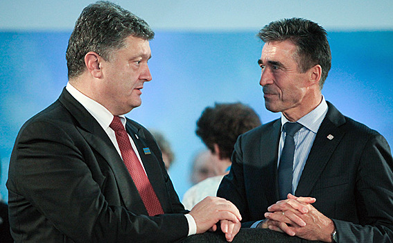 Президент Украины Петр Порошенко и бывший генеральный секретарь НАТО Андерс Фог Расмуссен