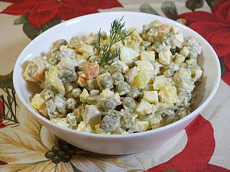 Врач ответил, кому лучше отказаться от оливье