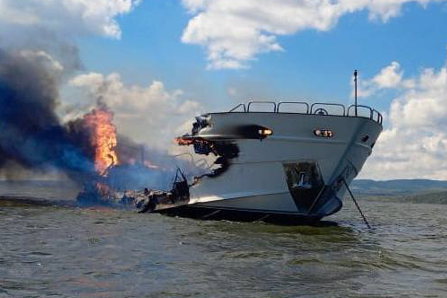 112: в Саратовской области пожар на яхте начался с короткого замыкания в каюте