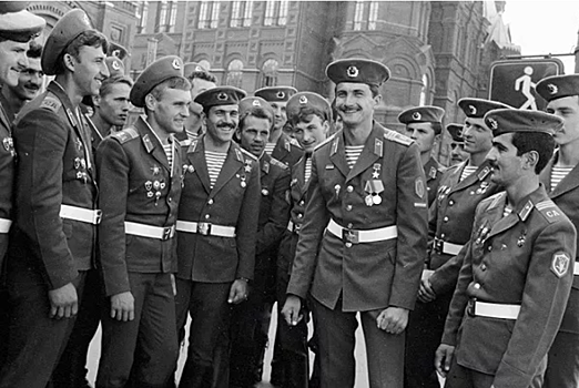 «Никто кроме нас!»: каких советских призывников брали в десантники