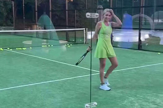 Продюсер Рудковская снялась в мини-юбке на теннисном корте