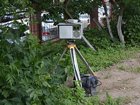 Мотоциклист изрубил топором камеру фиксации нарушений на Вольском тракте