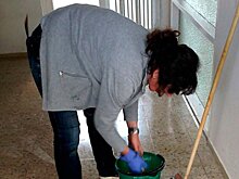 Ученые нашли в женской косметике элементы средств для мытья пола