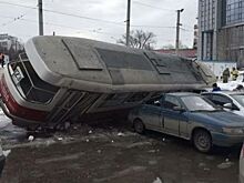 В Самаре трамвай без водителя рухнул на автомобили