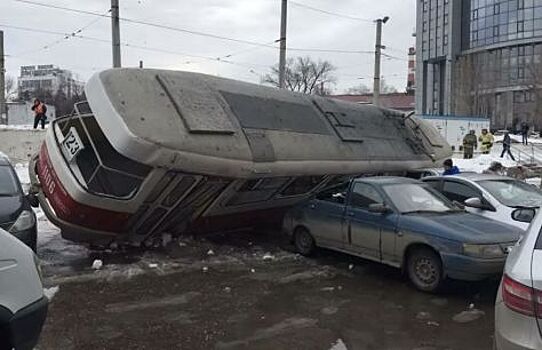 В Самаре трамвай без водителя рухнул на автомобили