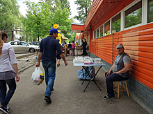 Чиновники выгнали торговцев огурцами от продуктового супермаркета