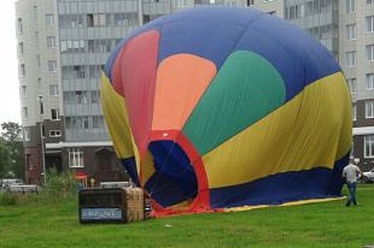 Во дворе жилого дома в Петергофе приземлился воздушный шар