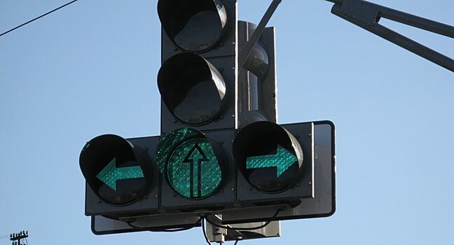 Почему водитель, который занимает крайнюю полосу и продолжает движение прямо, не всегда виноват