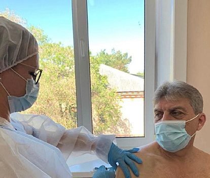 Мэр Белогорска предложил критикам присутствовать на его вакцинации от коронавируса