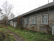 Аварийный барак в Калязине так и не снесли: жителей переселяют в ещё более ветхое жильё