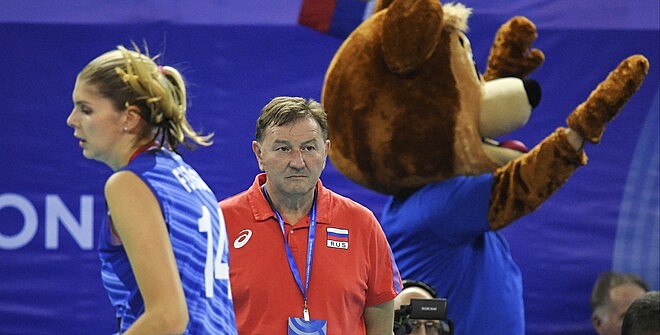 Тренер сборной России по волейболу извинился за жест