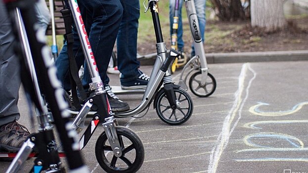 Полиция оштрафовала мужчину за езду на шести самокатах