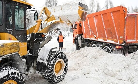 На уборку снега в Казани вышли 476 рабочих и 177 единиц спецтехники