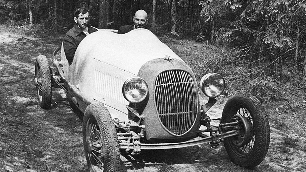 ГАЗ-А ЦАКС считается одним из первых шагов СССР в создании спортивных автомобилей. Он был построен в 1937 году в Москве Центральным автомотоклубом спорта (ЦАКС). В его основе — серийный ГАЗ-А (советская лицензионная версия Ford Model A), однако в конструкции применялся двигатель от более современного ГАЗ-М1. Основная цель проекта заключалась в подготовке советских гонщиков и инженеров, а также в демонстрации возможностей отечественного автопрома. Автомобиль получил облегчённый кузов, доработанный 60-сильный мотор, изменённые передаточные числа трансмиссии. Хотя по мировым меркам характеристики были скромными, ГАЗ-А ЦАКС сыграл важную роль как учебная и экспериментальная машина, положив начало развитию организованного автоспорта в СССР.