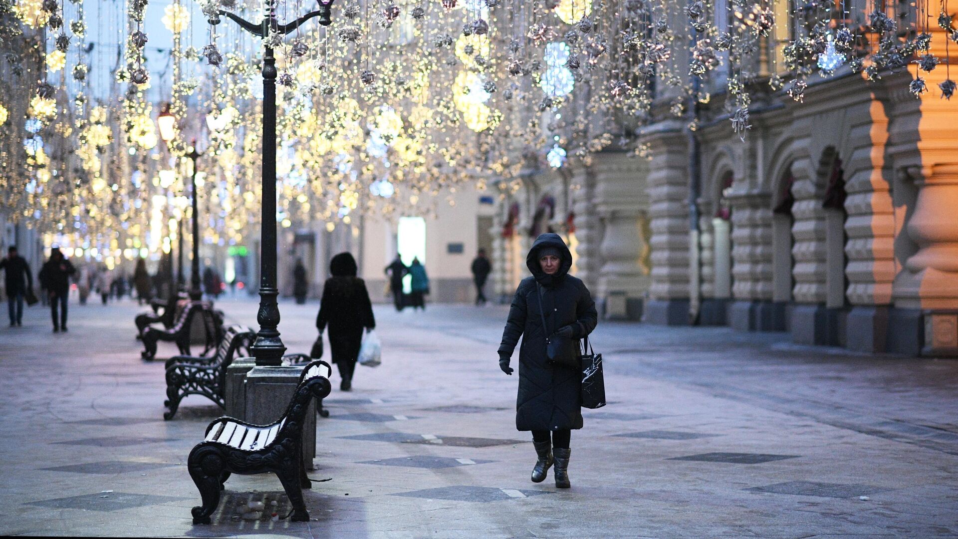 Москвичам пообещали гололедицу и снег утром 15 ноября