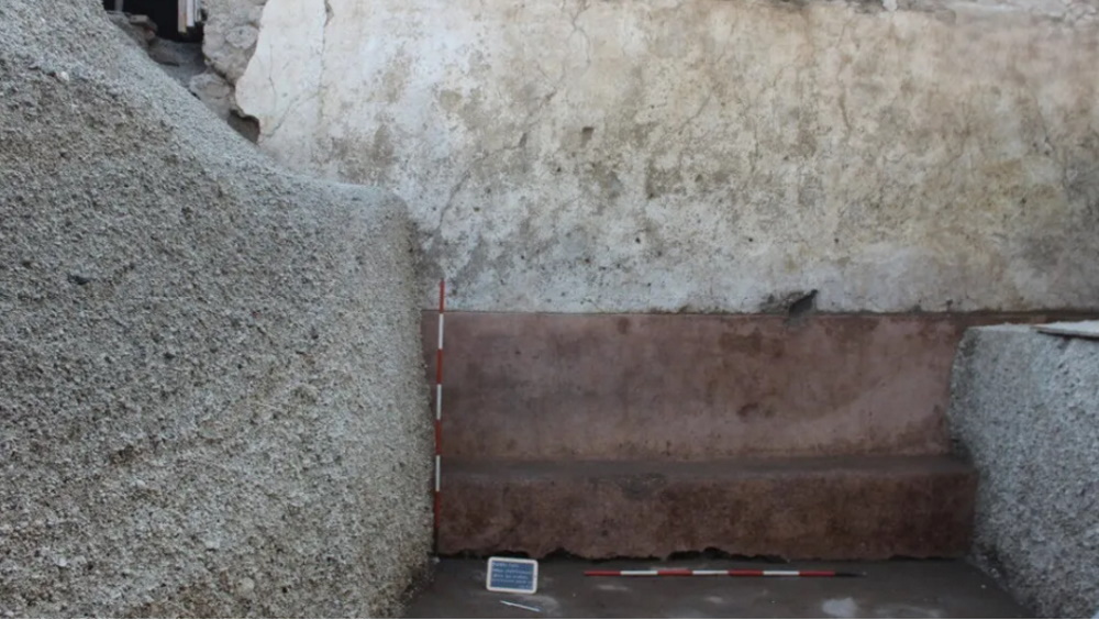 В Помпеях найдена скамья, где 2000 лет назад люди ждали приема у богача