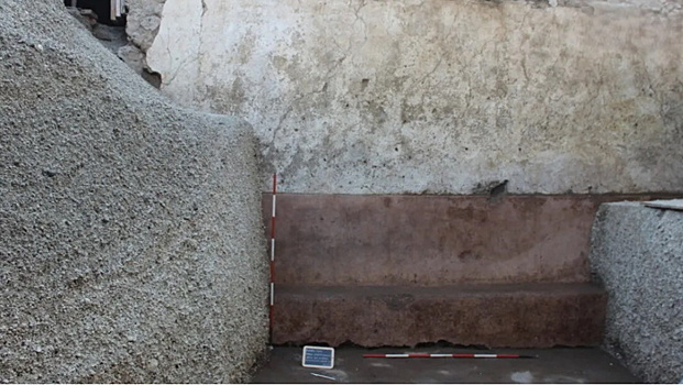 В Помпеях найдена скамья, на которой люди ждали приема к богачу