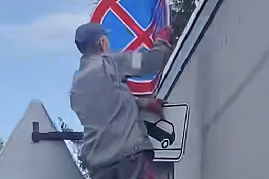 На видео попало, как мужчины в Омске погнули дорожные знаки ради проезда фуры