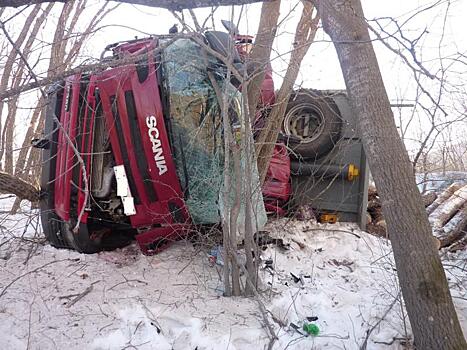 Приморец уснул за рулем груженной лесоматериалами автомашины