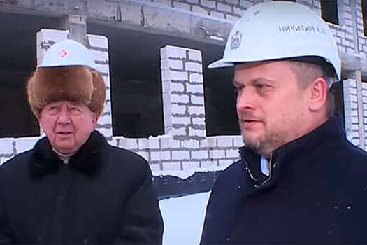 Новгородский губернатор объяснил сильным ветром шапку под каской на ветеране рядом с ним