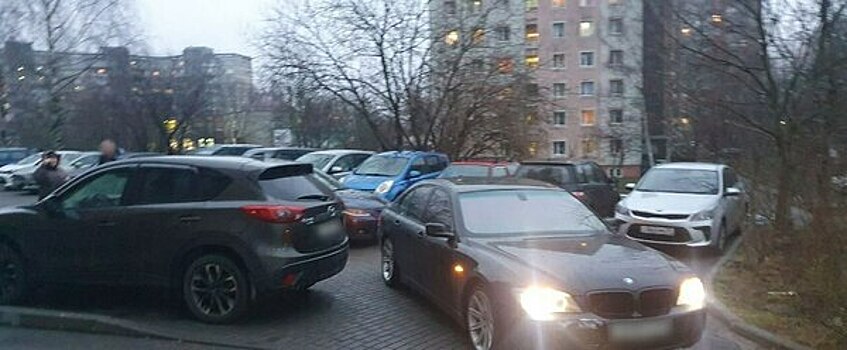 Ударил кулаком в лицо: в Калининграде 34-летнюю маму двух малышей избили на парковке из-за заглохшего авто