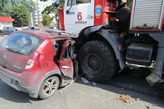 Появилось видео столкновения Renault с пожарной машины в Липецке
