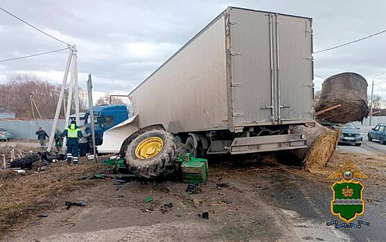 КамАЗ раздавил трактор на трассе Калуга-Перемышль