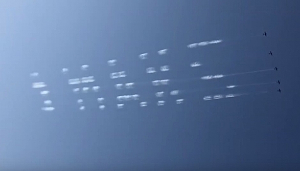 Пилотажная группа напечатала в небе текст с помощью новой технологии