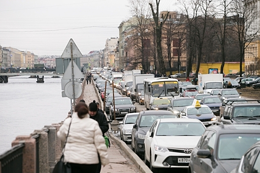 Затор на КАДе в заснеженном Петербурге растянулся на 5 километров