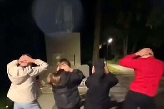 В Ивановской области подростки сняли видео на фоне памятника "Скорбящей матери"
