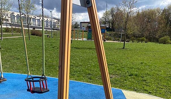 В сквере по Олонецкому отремонтировали качели