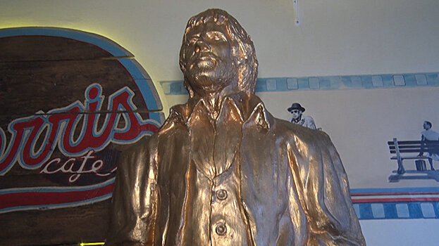 Золотую статую Чака Норриса установили в одном из хорватских кафе