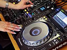 Mash: Россияне начали заказывать диджеев на поминки