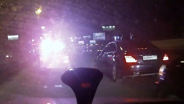 Сотрудник охраны правительственного кортежа пригрозил оружием водителю под Москвой