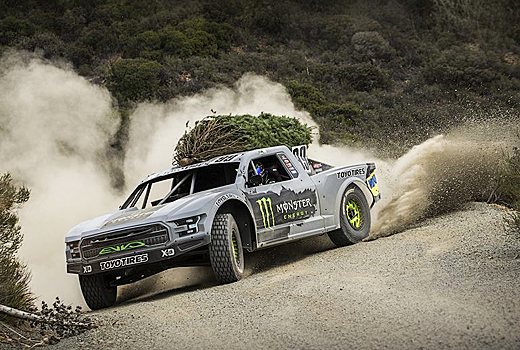 Идеальная доставка елки: 900-сильный внедорожник, дрифт и прыжок на 72 метра