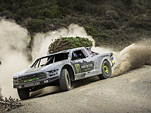 Идеальная доставка елки: 900-сильный внедорожник, дрифт и прыжок на 72 метра