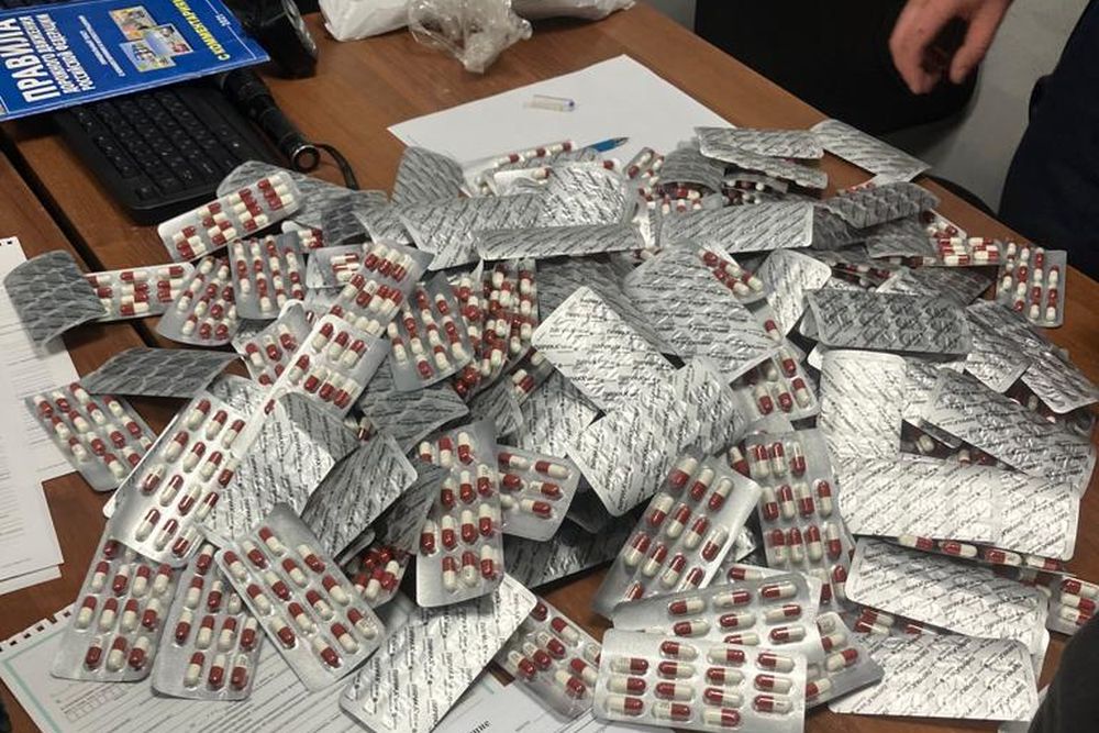 Воронежская полиция задержала на М-4 машину с тысячами таблеток наркотиков