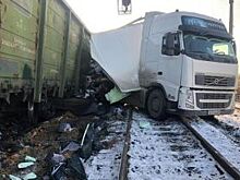 На железнодорожном переезде в Башкирии столкнулись поезд и грузовик