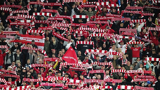 Неизвестный разбил стекло автобуса, в котором ехали футболисты "Спартака"