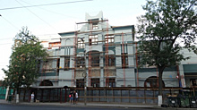 В Самаре на здании бывшего ТЮЗа установили копии барельефов начала XX века