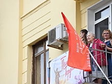 Жители Дома Павлова споют песню «День Победы» всем двором