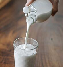 Роспотребнадзор рассказал, от каких болезней защищает молоко